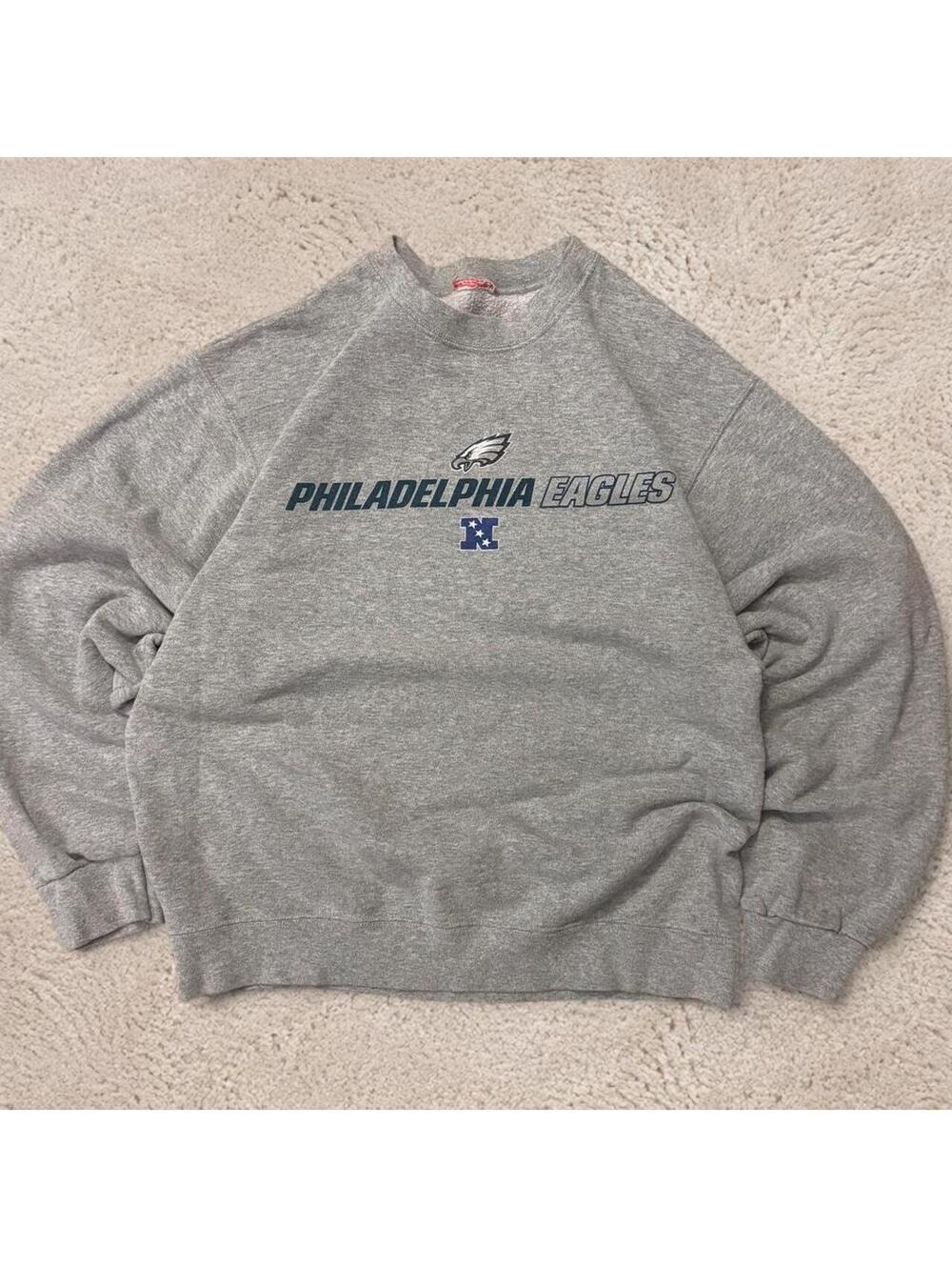 Beautiful vintage Y2K Philadelphia Eagles NFL red tag crewneck sweatshirt.